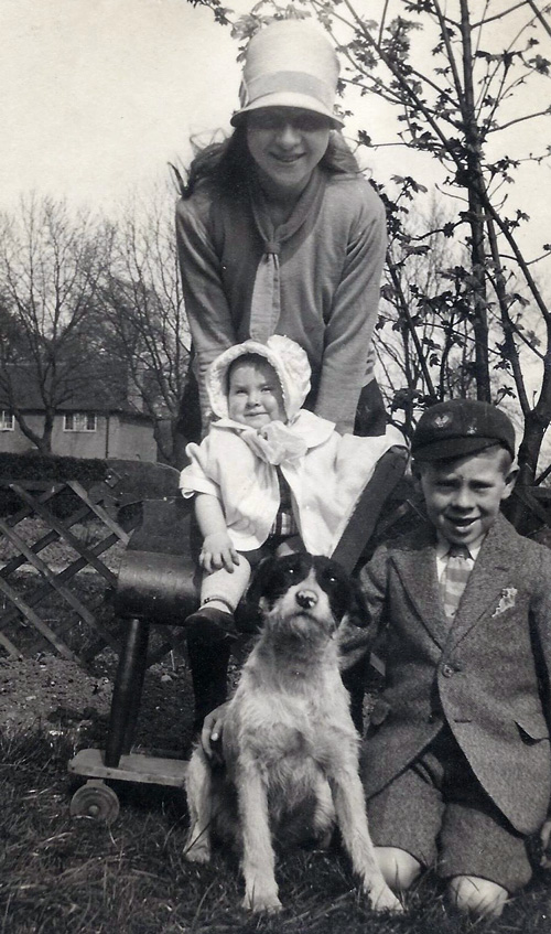 1927 Henry and Winifreds children and Rover the dog at Sunray AvenueWEB