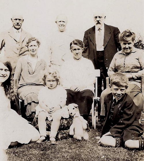 Hooke family c1934 Uncle Fred top left xx daddy Henry Next row xx Aunt Elizabeth Front row Doris me Betty and TedWEB
